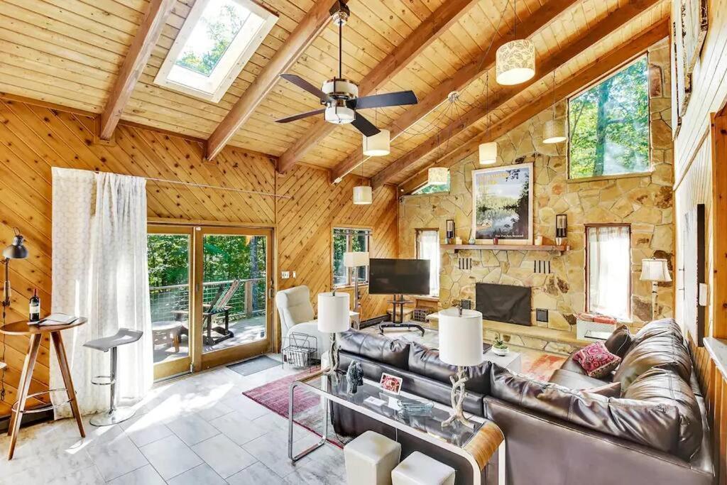 Spacious Design In Woods - Bushkill-poconos Bushkill