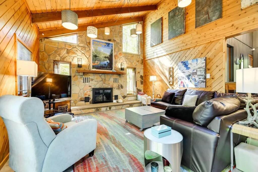 Spacious Design In Woods - Bushkill-poconos Bushkill