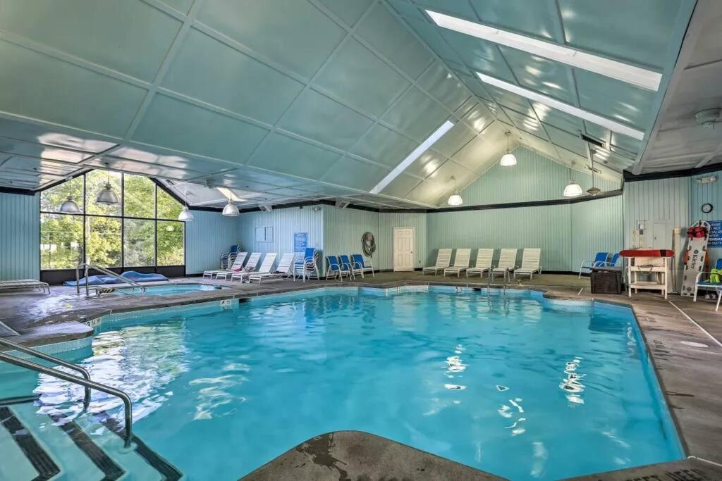 Spacious Design In Woods - Bushkill-poconos